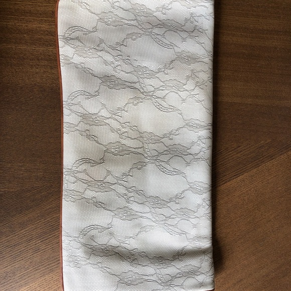 Cream and grey lace patterned clutch - Picture 3 of 5